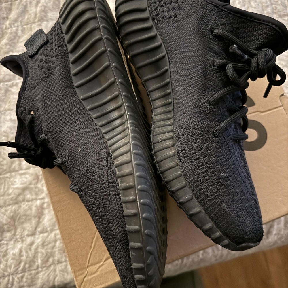 Yeezy sneakers - Picture 2 of 9